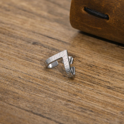 Vnox Retro Dragon Head Huggie, vanaaegsed roostevabast terasest meeste kõrvarõngad, lahedad traditsioonilised Hiina Lucky Almut Boy ehted