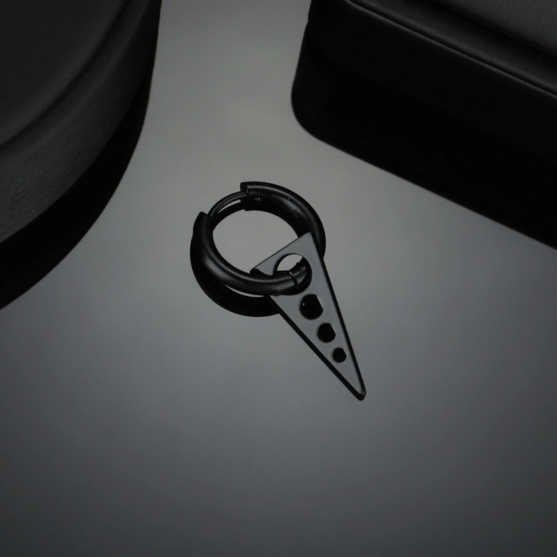 Juodas punk stiliaus kabantis trikampis su tuščiaviduriais apvaliais viengubais auskarais vyrams berniukams Huggie su šarnyriniais auskarais papuošalai