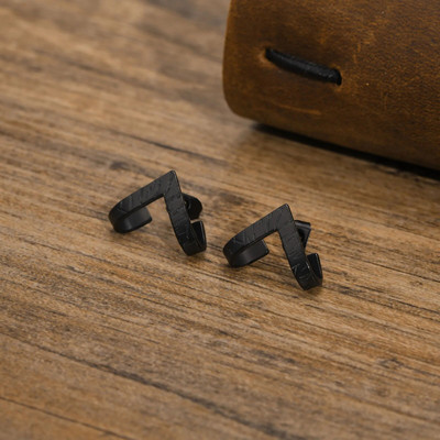 Nööpkõrvarõngad, meeste ümbriskõrvarõngad, roostevabast terasest geomeetriline kolmnurkkõrvarõngas, sünnipäevakingitus mehele Meeste kõrvarõngad, ehted