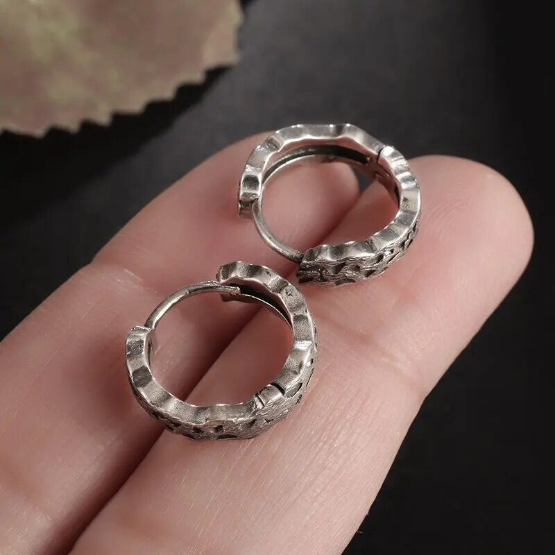 Ebaregulaarne ebaühtlane hõbedane ümmargune väike rõngaskõrvarõngad augustamine Huggies hüpoallergeensed hip-hop kõrvarõngad