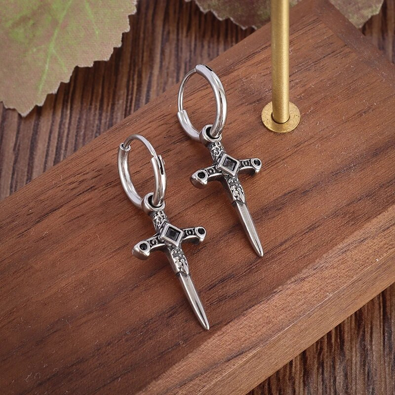 Vintage mustast tsirkoonist ristist mõõgast rippuvad kõrvarõngad hüpoallergeensed kõrvarõngad meestele naistele hiphop tänavapeo ehted