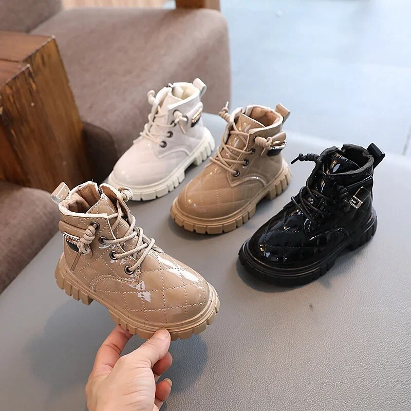 2023 Νέες μπότες για κορίτσια Παιδικά κοντές μπότες για την άνοιξη και το φθινόπωρο Baby Soft Glossy 2023 Kids Boys Britain PU Δερμάτινες μπότες Rhinestones
