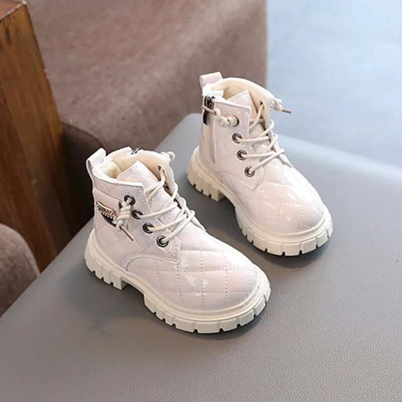 2023 Νέες μπότες για κορίτσια Παιδικά κοντές μπότες για την άνοιξη και το φθινόπωρο Baby Soft Glossy 2023 Kids Boys Britain PU Δερμάτινες μπότες Rhinestones