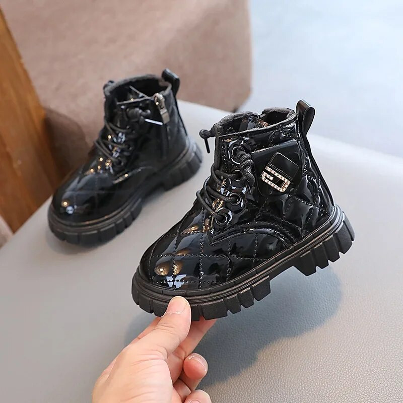 2023 Νέες μπότες για κορίτσια Παιδικά κοντές μπότες για την άνοιξη και το φθινόπωρο Baby Soft Glossy 2023 Kids Boys Britain PU Δερμάτινες μπότες Rhinestones