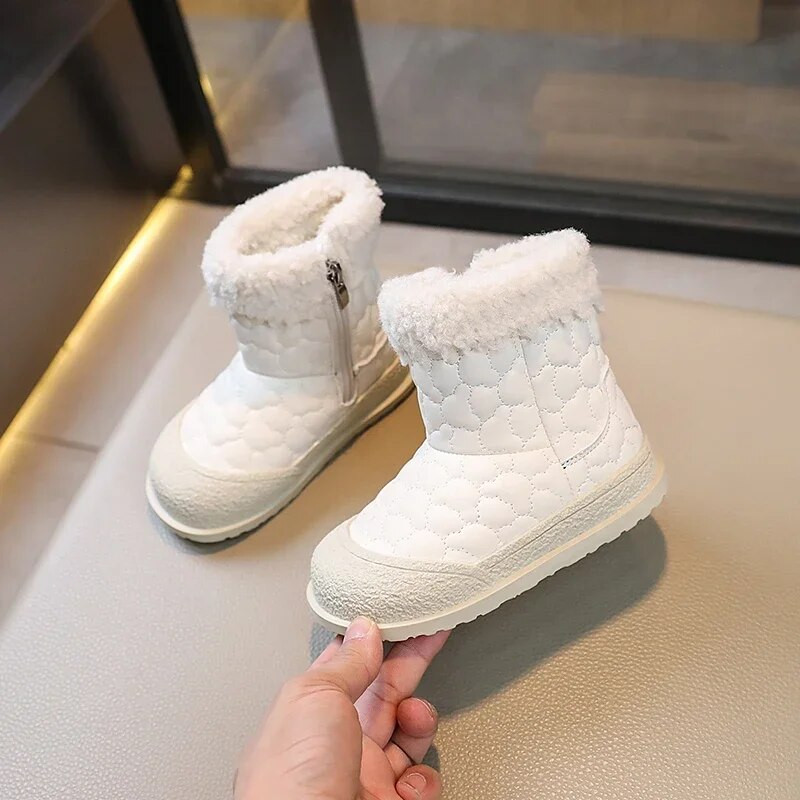 Παιδικές μπότες χαρίζουν στα κορίτσια με στρογγυλές μανσέτες Μοντέρνες ανοιξιάτικες και φθινοπωρινές νέες μπότες για αγόρια σε μονόχρωμο ράψιμο σε στυλ Βρετανίας