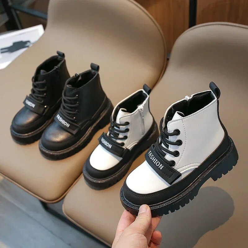 Κορεατική μόδα PU Δερμάτινα παιδικά κοντά μποτάκια για αγόρια 2023 Άνοιξη φθινόπωρο Νέα μαλακή σόλα για αγόρια Cool αντιολισθητικά γοτθικό στιλ