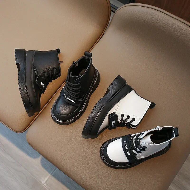 Κορεατική μόδα PU Δερμάτινα παιδικά κοντά μποτάκια για αγόρια 2023 Άνοιξη φθινόπωρο Νέα μαλακή σόλα για αγόρια Cool αντιολισθητικά γοτθικό στιλ