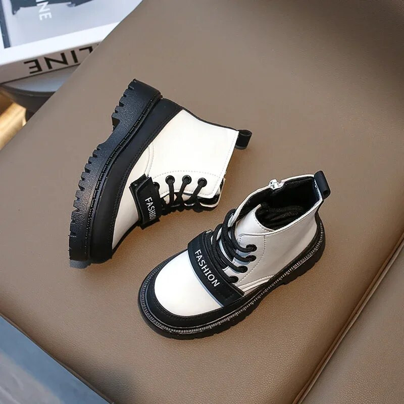 Κορεατική μόδα PU Δερμάτινα παιδικά κοντά μποτάκια για αγόρια 2023 Άνοιξη φθινόπωρο Νέα μαλακή σόλα για αγόρια Cool αντιολισθητικά γοτθικό στιλ