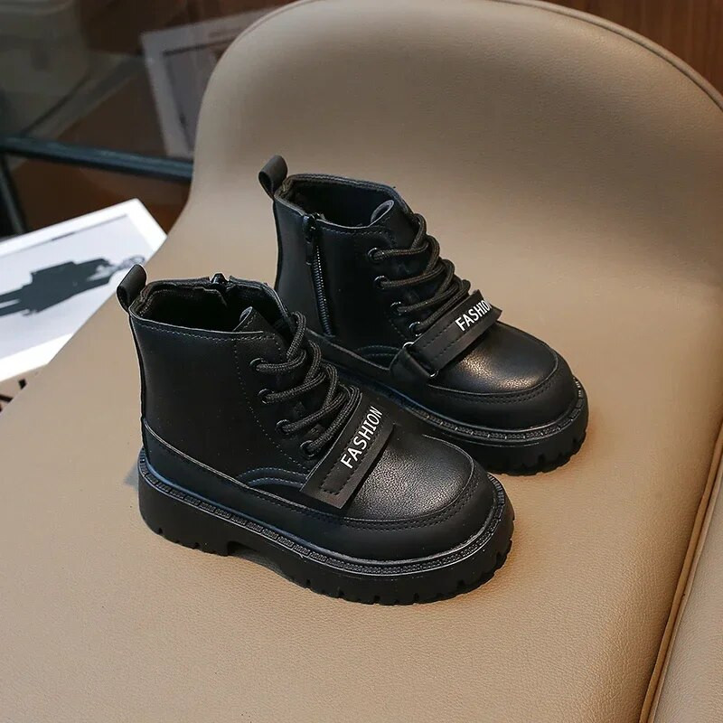 Κορεατική μόδα PU Δερμάτινα παιδικά κοντά μποτάκια για αγόρια 2023 Άνοιξη φθινόπωρο Νέα μαλακή σόλα για αγόρια Cool αντιολισθητικά γοτθικό στιλ