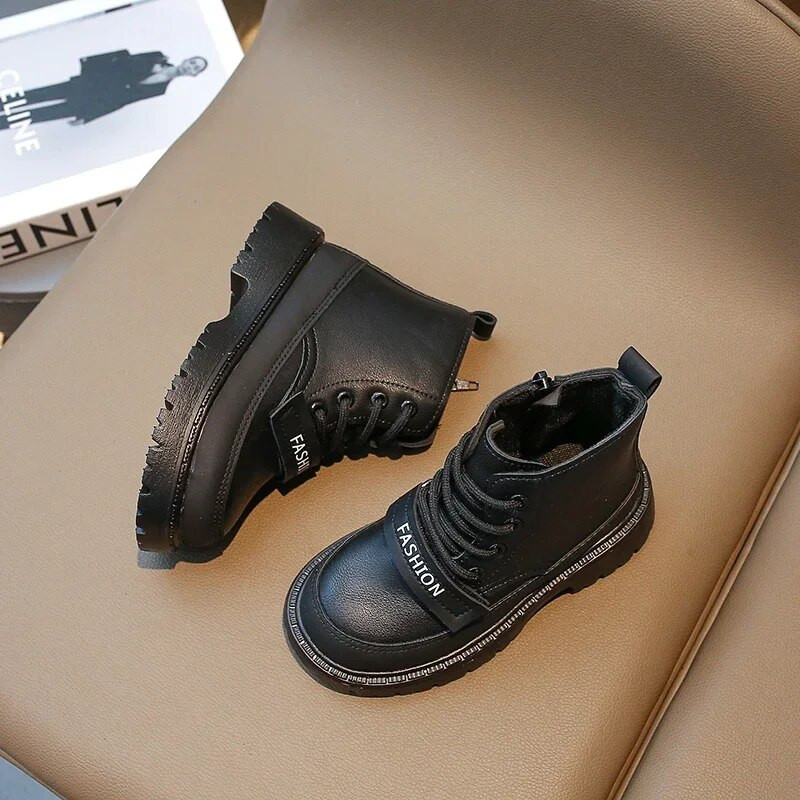 Κορεατική μόδα PU Δερμάτινα παιδικά κοντά μποτάκια για αγόρια 2023 Άνοιξη φθινόπωρο Νέα μαλακή σόλα για αγόρια Cool αντιολισθητικά γοτθικό στιλ
