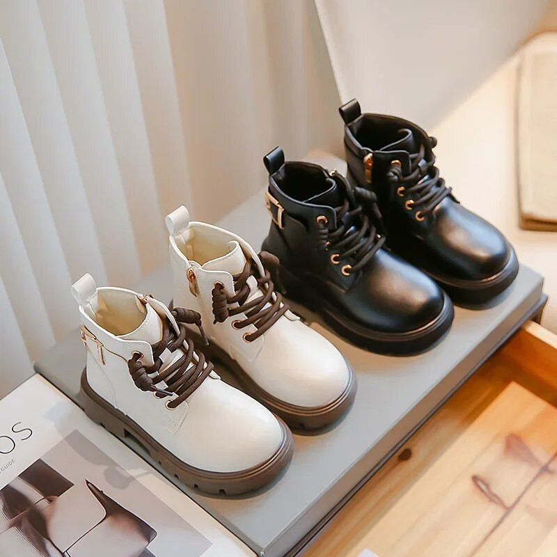 Vaikiški madingi Didžiosios Britanijos stiliaus odiniai batai, pralaidūs orui, paprasti, nauji juodos smėlinės spalvos berniukų batai, vaikiški, batai, skirti mergaitei