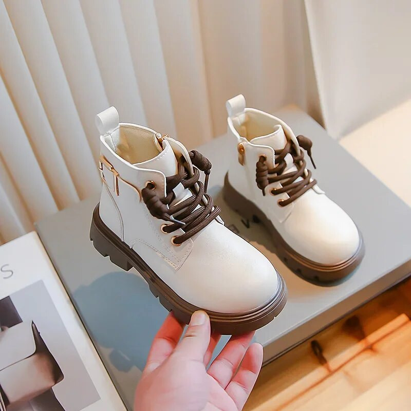 Vaikiški madingi Didžiosios Britanijos stiliaus odiniai batai, pralaidūs orui, paprasti, nauji juodos smėlinės spalvos berniukų batai, vaikiški, batai, skirti mergaitei