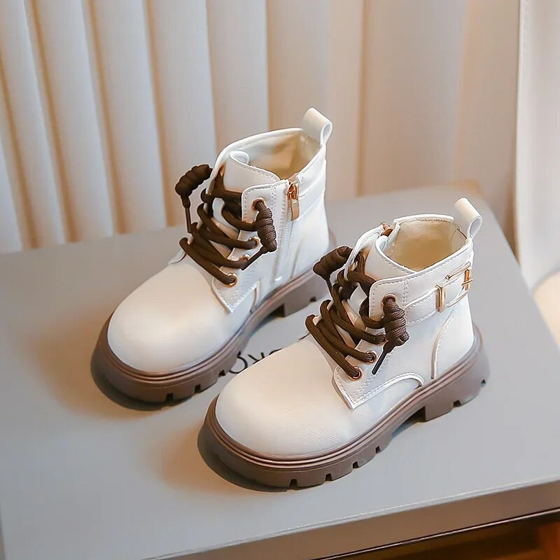 Vaikiški madingi Didžiosios Britanijos stiliaus odiniai batai, pralaidūs orui, paprasti, nauji juodos smėlinės spalvos berniukų batai, vaikiški, batai, skirti mergaitei