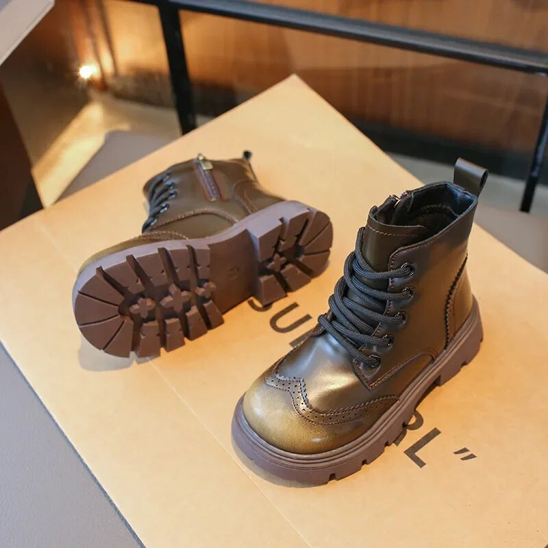 2023 Poiste saapad Mitmekülgsed pehmed hingavad PU gradientvärvid Lahedad Laste Moodsad Tüdrukud Lühikesed Saapad Suurbritannia Lastejalatsid Unisex