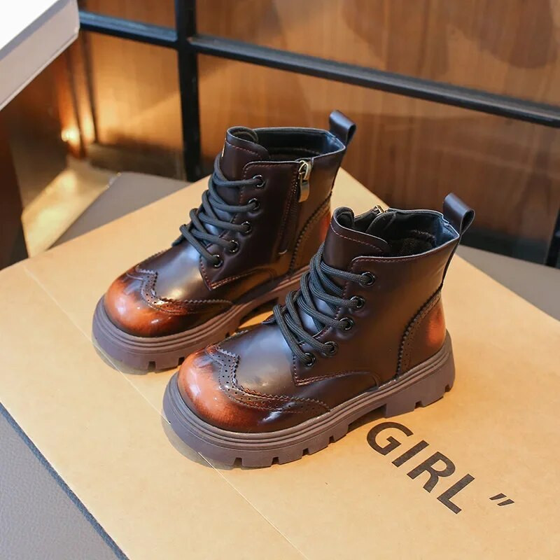 2023 Poiste saapad Mitmekülgsed pehmed hingavad PU gradientvärvid Lahedad Laste Moodsad Tüdrukud Lühikesed Saapad Suurbritannia Lastejalatsid Unisex