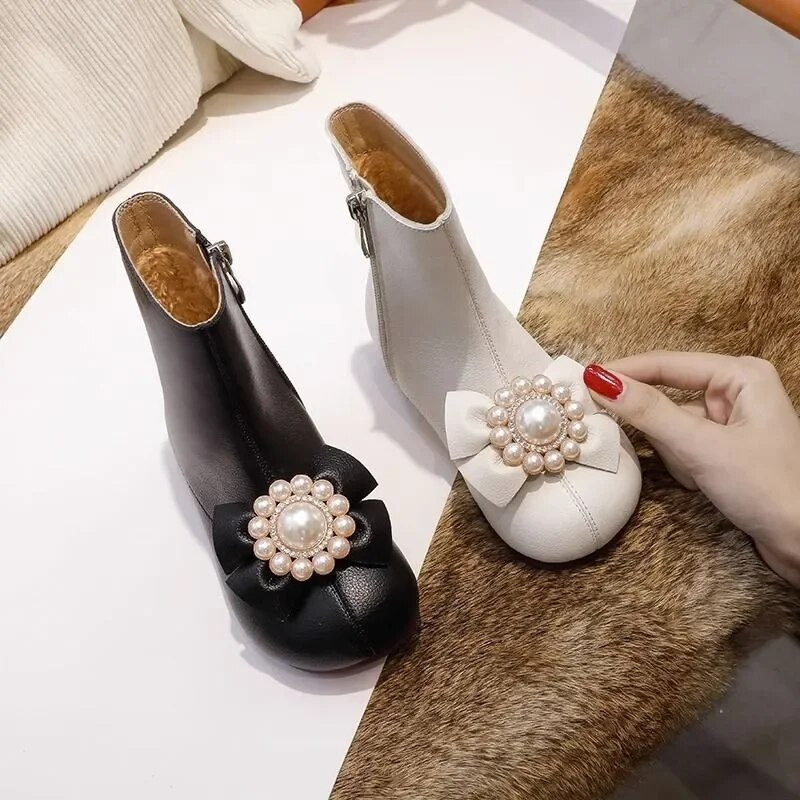 2023 m. Nauji vaikiški, madingi, laisvalaikio trumpi batai Universalūs, minkšti perlai, paprasti neslystantys vaikiški elegantiški princesiški batai, skirti podiumui