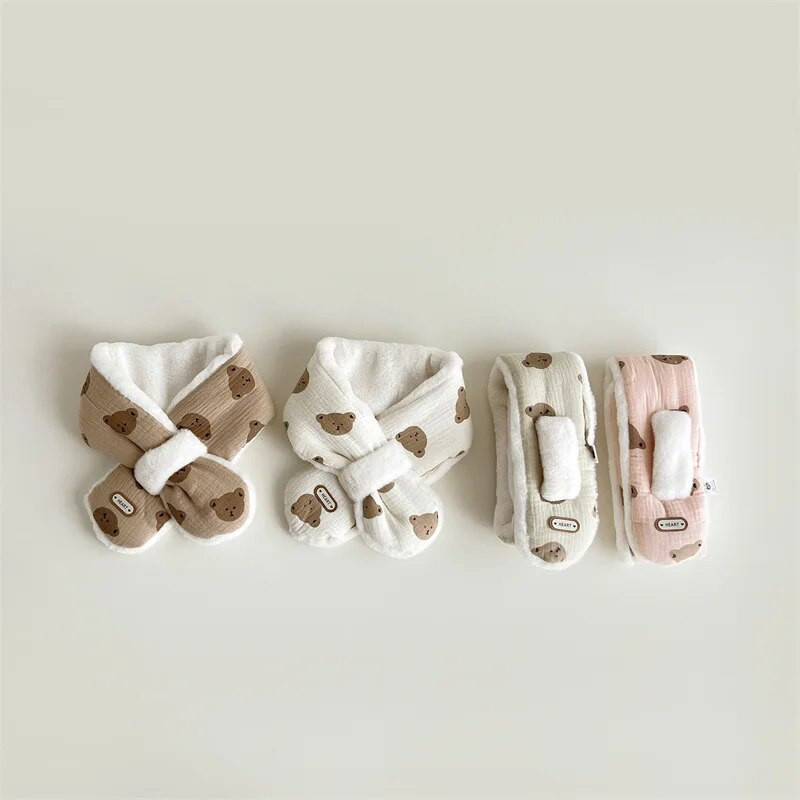 Mielas meškiukas kūdikių šalikas žiemai šiltas pliušinis kryžminis kaklaskarėlis berniukui korėjiečių animacinio filmo spaudiniu dirbtinio kailio vaikų kaklo apykaklė