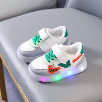 Спортни обувки за момчета и момичета Нов магически стикер Меко дъно Детски бордови обувки Бебешки LED светлинни обувки Детски маратонки