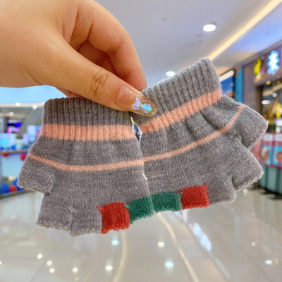 Bebeluși, drăguțe, tricotate, dulci, mănuși cu flori în carouri de pluș, băieți, copii, mănuși minunate, moale, calde, pentru copii