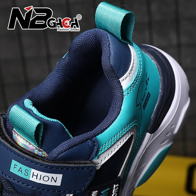 Suvised lastemood, spordialad, poiste jooksmine ja vaba aeg hingavad välisjalatsid Kerged tossud jalatsid