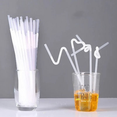 Iš 100 vienkartinių plastikinių šiaudelių galima gerti kokteilius ir kokakolą vestuvių namų vakarėliams, virtuvės reikmenis.