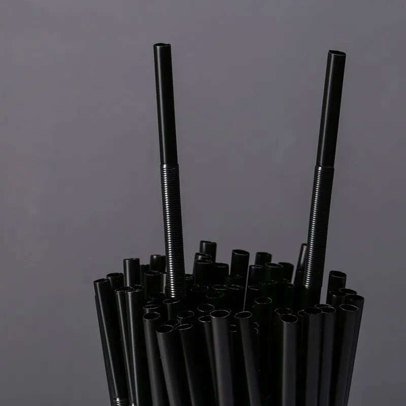 Iš 100 vienkartinių plastikinių šiaudelių galima gerti kokteilius ir kokakolą vestuvių namų vakarėliams, virtuvės reikmenis.