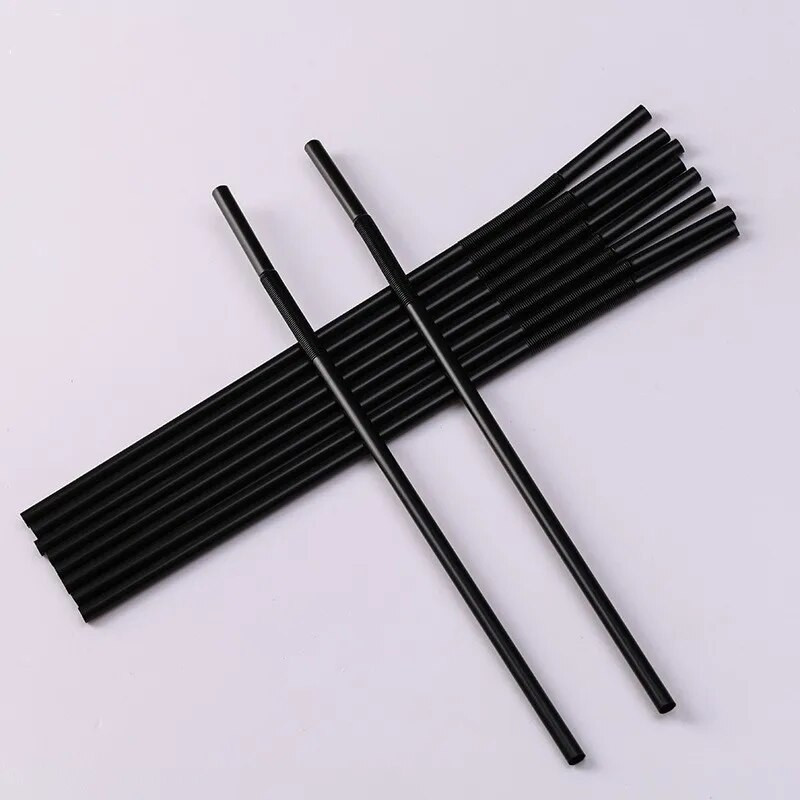 Iš 100 vienkartinių plastikinių šiaudelių galima gerti kokteilius ir kokakolą vestuvių namų vakarėliams, virtuvės reikmenis.