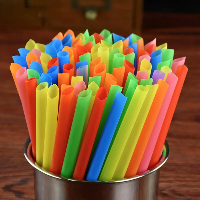 100 vnt. daugiaspalvių vienkartinių šiaudelių, atskirai suvynioti dideli gėrimo šiaudeliai Platūs pieno arbatos kokteilių sultys gėrimų plastikiniai šiaudeliai