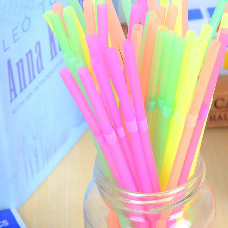 100 vnt Fluorescencinio plastiko lankstomi gėrimo šiaudeliai Vienkartiniai gėrimų šiaudeliai Vestuvių dekoro mišrių spalvų vakarėlio reikmenys