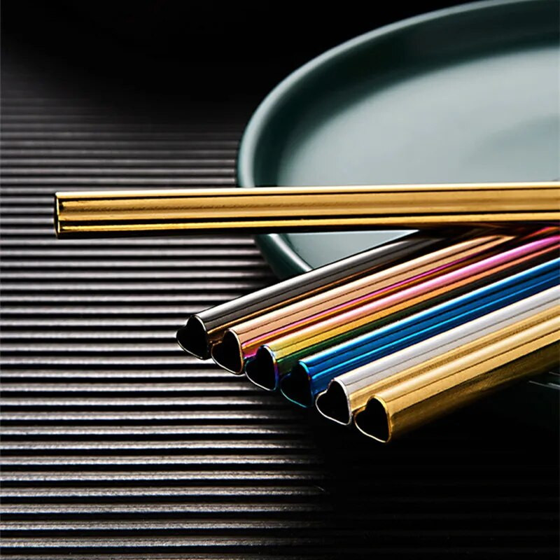 Σε σχήμα καρδιάς από ανοξείδωτο ατσάλι με άχυρο πόσιμο, επαναχρησιμοποιούμενο με καθαρότερη βούρτσα μεταλλικά καλαμάκια Πολύχρωμο αξεσουάρ για κοκτέιλ μπαρ χυμών