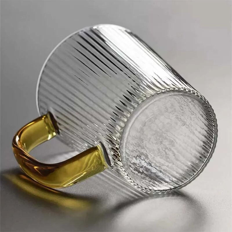 Briaunuotų sulčių vandens geriamojo stiklo puodelis su rankena Vertikalus dryžuotas borosilikatinis karščiui atsparus kavos puodelis Viskio taurelės stiklas