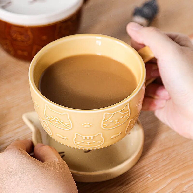 Simpatična mačka, keramička šalica za kavu, tanjurić, rukotvorine sa crtanim filmovima, šalica za mlijeko za doručak, reljefna šalica za kavu, pribor za popodnevni čaj