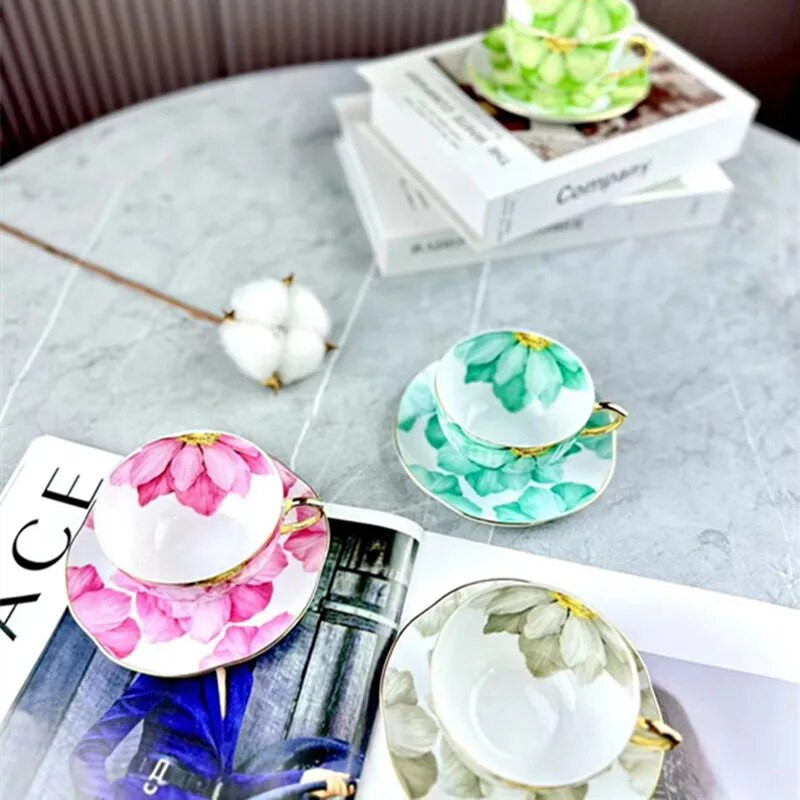 Aukštos klasės keraminis kavos puodelis ir lėkštės rinkinys su didelės talpos rožių arbatos puodeliu, puikiai tinka anglų ir prancūzų restoranams