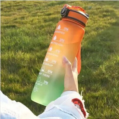 1 vnt 1000 ml didelės talpos gradiento vandens butelis, vandens butelis su šiaudeliu 1 litro nepralaidus su laiko žymekliu, be BPA, puikus