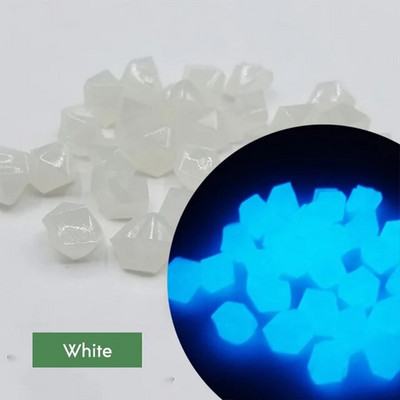 Natūralūs kristalai, uolos, šviečiantys akmenukai tamsoje, akmenukai namų sodui, kiemas, lauko takas, veja, puošmena žuvų bakas