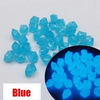 Natūralūs kristalai, uolos, šviečiantys akmenukai tamsoje, akmenukai namų sodui, kiemas, lauko takas, veja, puošmena žuvų bakas