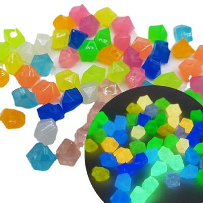 Natūralūs kristalai, uolos, šviečiantys akmenukai tamsoje, akmenukai namų sodui, kiemas, lauko takas, veja, puošmena žuvų bakas