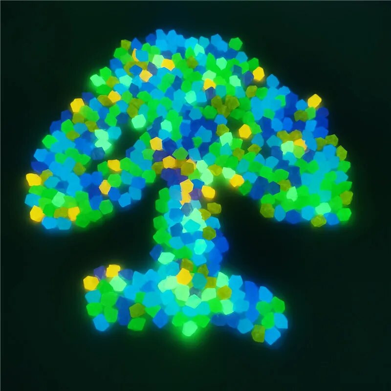 Natūralūs kristalai, uolos, šviečiantys akmenukai tamsoje, akmenukai namų sodui, kiemas, lauko takas, veja, puošmena žuvų bakas