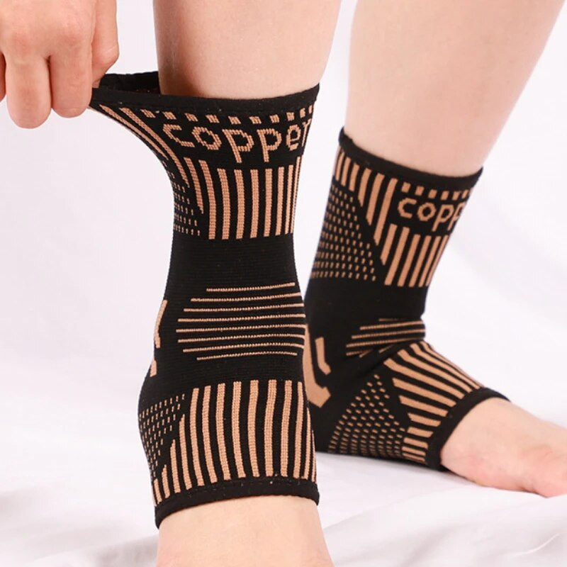 1 vnt. vario kulkšnies įtvaras su kompresinėmis rankovėmis, skirtas padų fascitui, čiurnos patempimui, Achilo sausgyslei, skausmo malšinimui