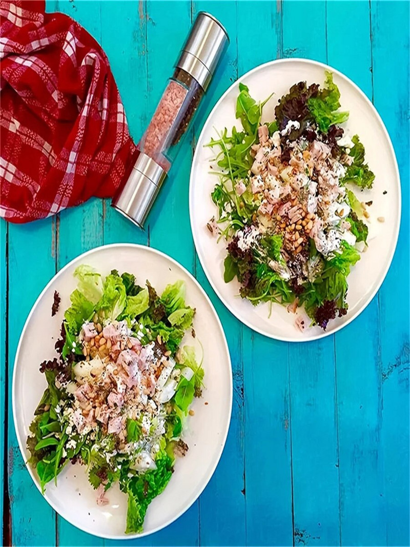 1 dvojitý ručný mlynček vhodný na mletie kuchynských fliaš s korením, ako je čierne korenie, korenie, morská soľ, rasca atď.