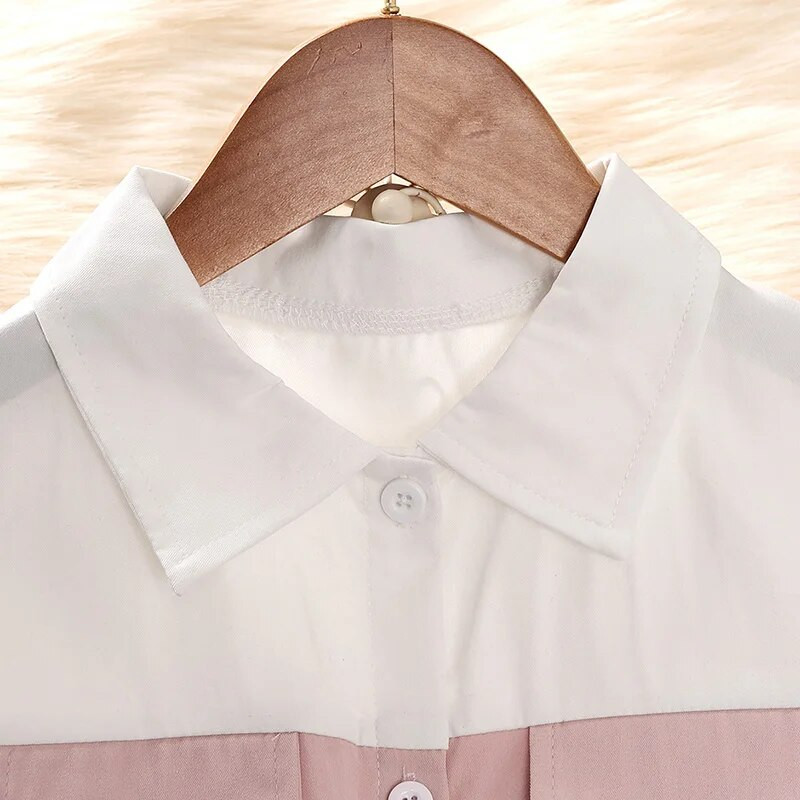 Djevojačka proljetna i jesenska haljina na preklop dugih rukava, jednoredno kopčanje, ružičasto-bijeli prošivi, suknja A-kroja do koljena