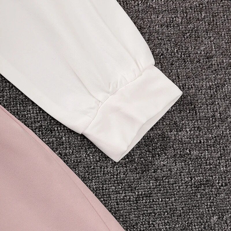 Djevojačka proljetna i jesenska haljina na preklop dugih rukava, jednoredno kopčanje, ružičasto-bijeli prošivi, suknja A-kroja do koljena