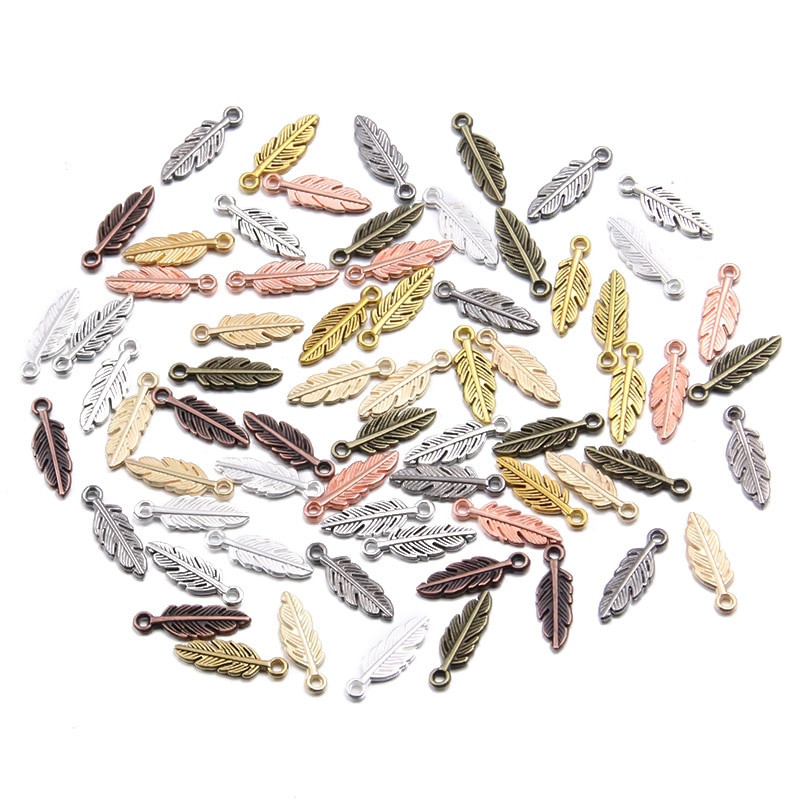 80 vnt 5 * 15 mm 9 spalvų didmeninė prekyba MINI plunksnų pakabukai Nauji metaliniai cinko lydinio gyvūniniai pakabukai „Pasidaryk pats“ rankų darbo amatų gaminiai