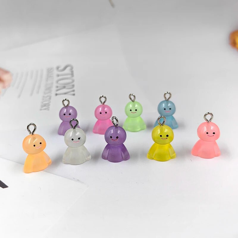 10 tk Kawaii jõulude lumememme võlusid armsad vaigust värvilised väikesed ripatsid kõrvarõnga jaoks võtmehoidja isetegemise ehete tegemise leiud C1357