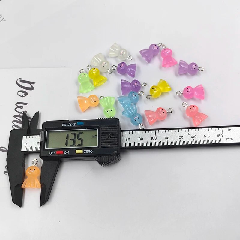 10 tk Kawaii jõulude lumememme võlusid armsad vaigust värvilised väikesed ripatsid kõrvarõnga jaoks võtmehoidja isetegemise ehete tegemise leiud C1357