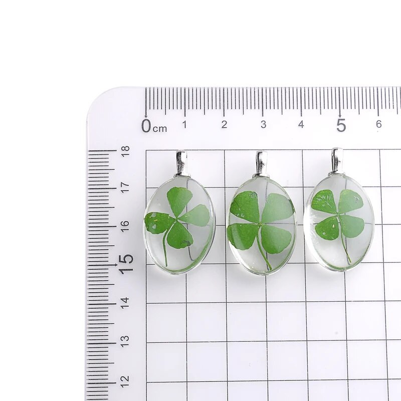 3 tk. Läbipaistev ovaalne akrüülist pressitud Lucky Clover kroonleht Pandlaga vaiguga konserveeritud värsked kuivatatud lilled ripatsid ehete valmistamiseks