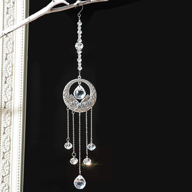 1 tk, sünteetilisest kristallist ja tiibadega ripatsid, vikerkaarekujulised koduaknad, rippuv prismaatiline sfääriline tuulekella