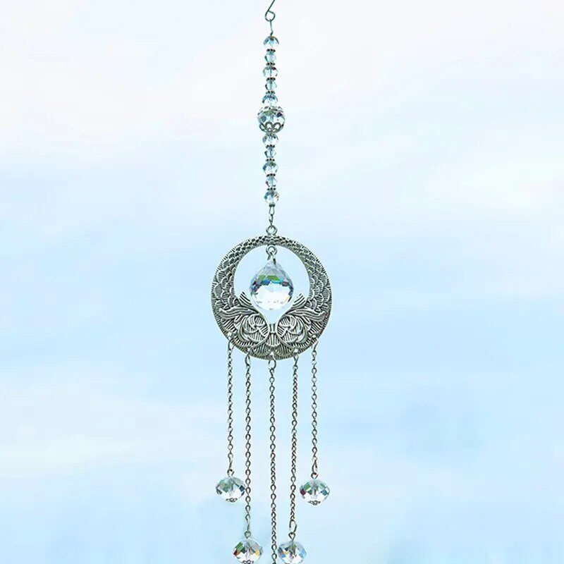 1 tk, sünteetilisest kristallist ja tiibadega ripatsid, vikerkaarekujulised koduaknad, rippuv prismaatiline sfääriline tuulekella