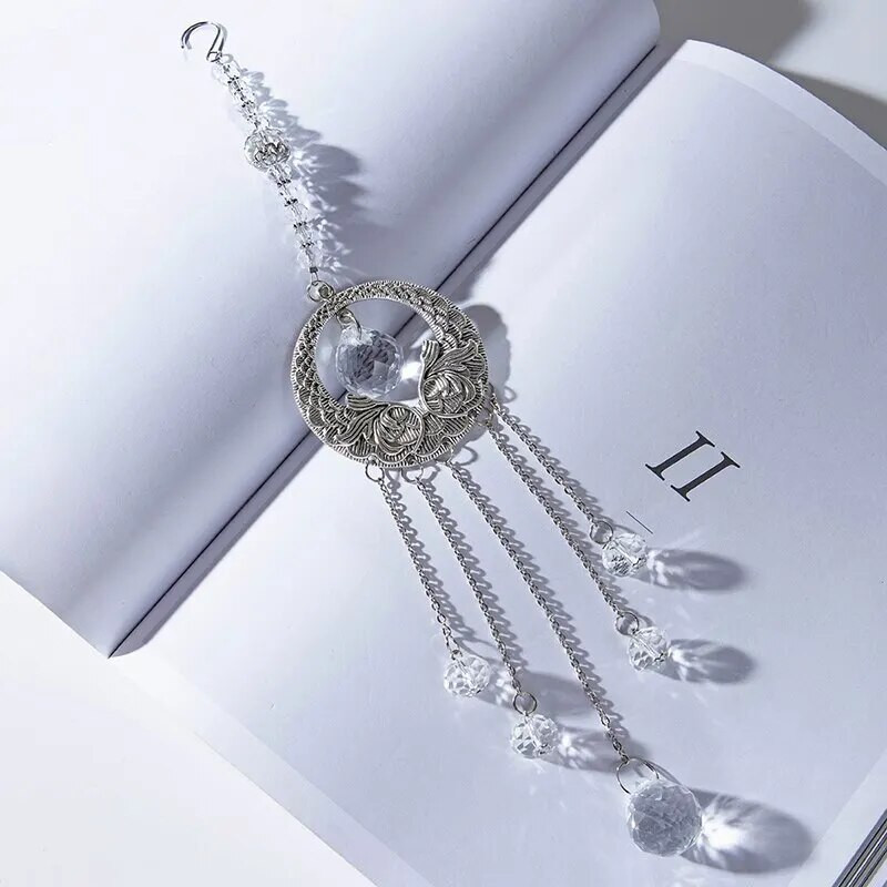 1 tk, sünteetilisest kristallist ja tiibadega ripatsid, vikerkaarekujulised koduaknad, rippuv prismaatiline sfääriline tuulekella