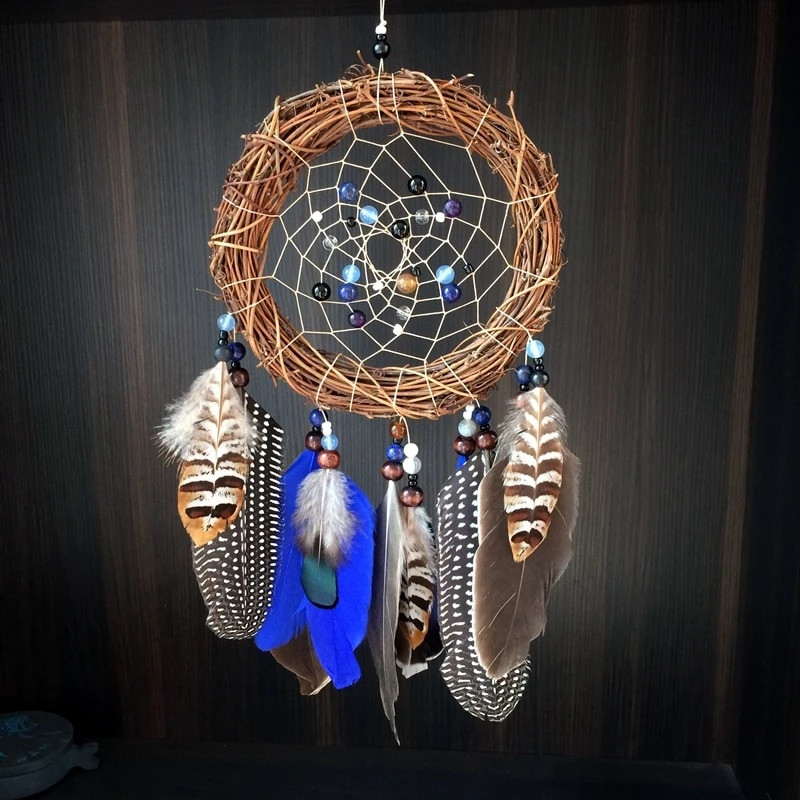 Käsitsi valmistatud India unenäopüüdja, mis ripub rotangist helmesulgedega seinale, autode kaunistus, kaunistus unenäopüüdja, looduslikud materjalid